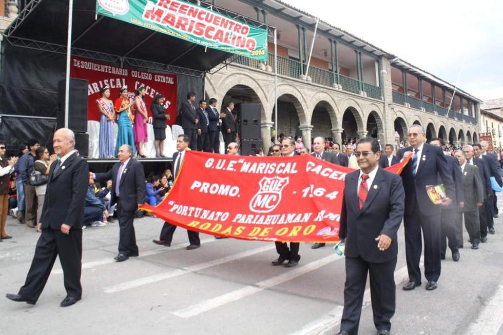 Ex alumnos desfilaron con orgullo mariscalino