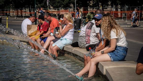 La gente busca un refresco en la fuente de Piazza Castello en un día muy caluroso, Milán, Italia, 09 de agosto de 2021. (EFE / EPA / Matteo Corner).