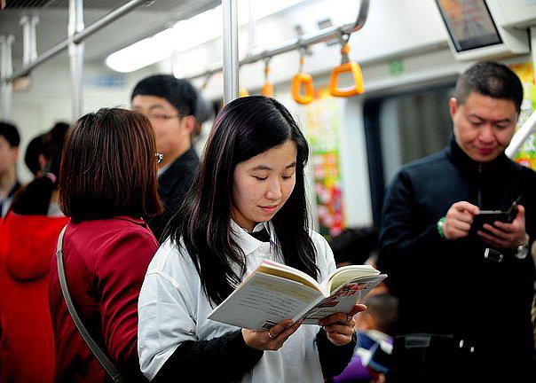 México: Máquina expendedora entrega libros en lugar de bebidas para promover clásicos 