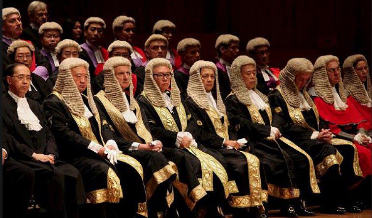 Cuestionan a uno de los países más pobres del mundo por gastar 150 mil dólares en pelucas para jueces   