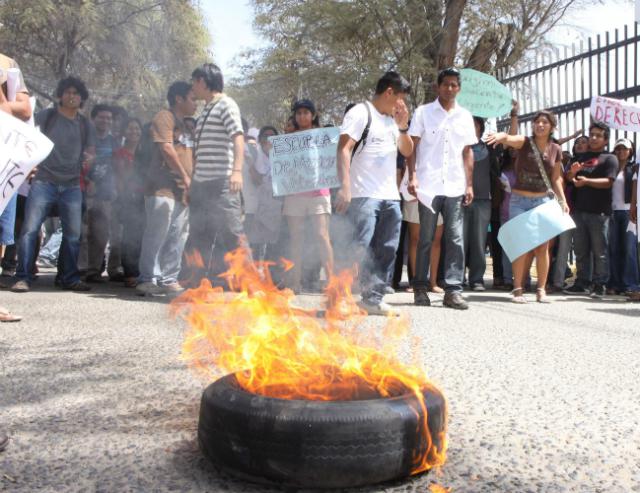 Obreros protestan quemando llantas en Kurt Beer