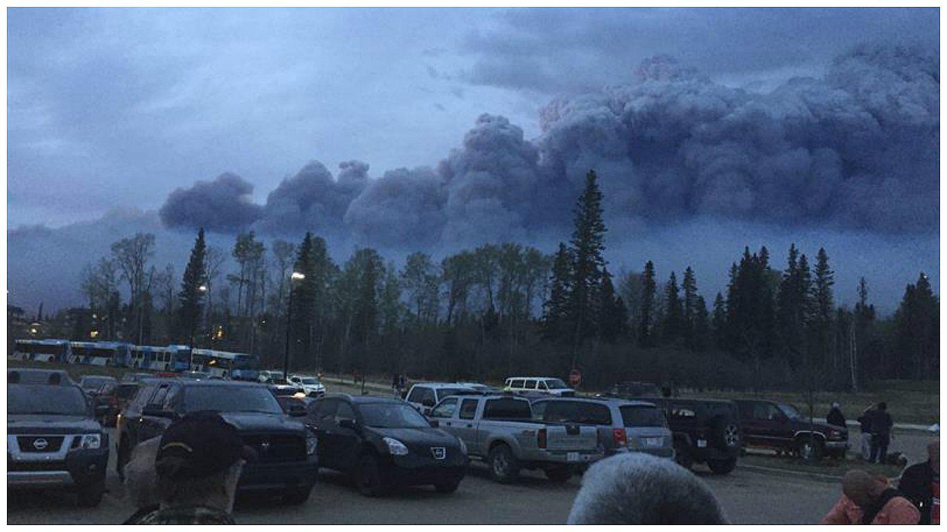 Amplían la orden de evacuación en el noroeste de Canadá por incendio forestal