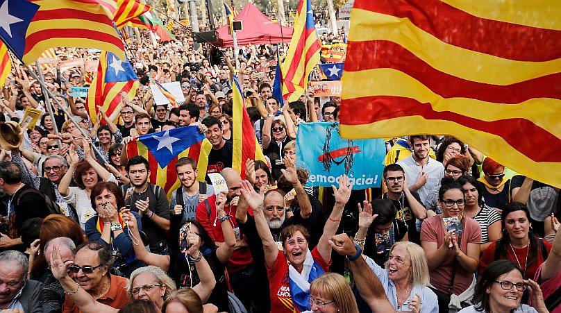 El Parlamento de Cataluña rompe con España y declara su independencia (VIDEO)
