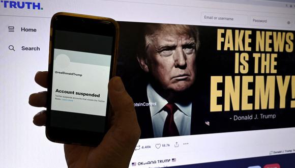 La cuenta de Twitter suspendida del expresidente de los Estados Unidos, Donald Trump, se muestra en un teléfono móvil con la página de Trump's Truth al fondo en Washington, DC. (Foto de OLIVIER DOULIERY / AFP)