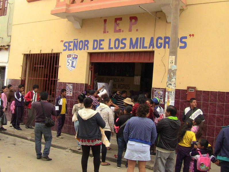 Padres toman colegio por tocamientos indebidos a menor