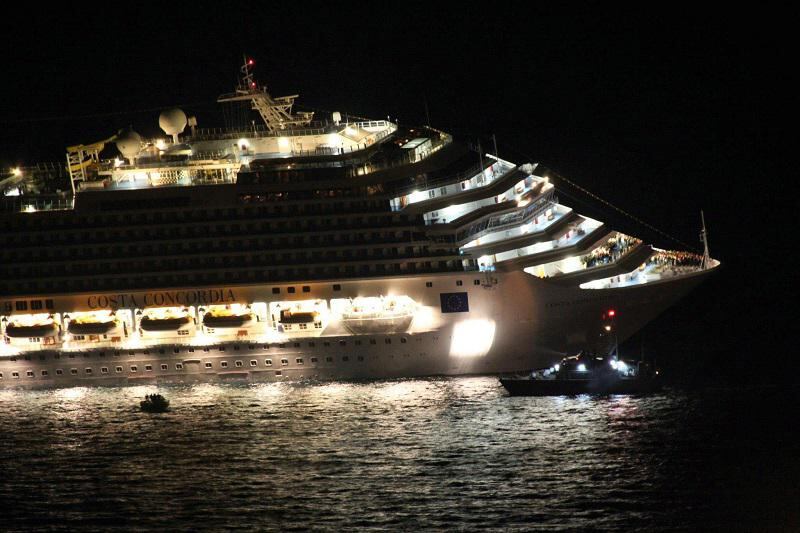 Video muestra al capitán del Concordia a la espera de abandonar el barco
