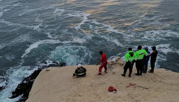 Policías y bomberos rescataron a pescador herido, mientras que uno está desaparecido| Foto: Difusión