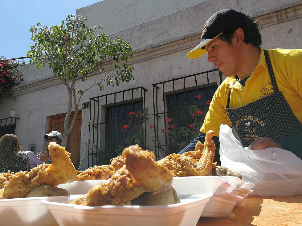 Colas interminables para comprar pollada en beneficio del hospital Goyeneche (FOTOS)