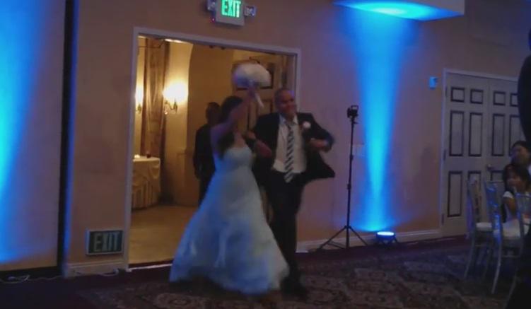 ​Baile de novios se vuelve viral por este singular paso
