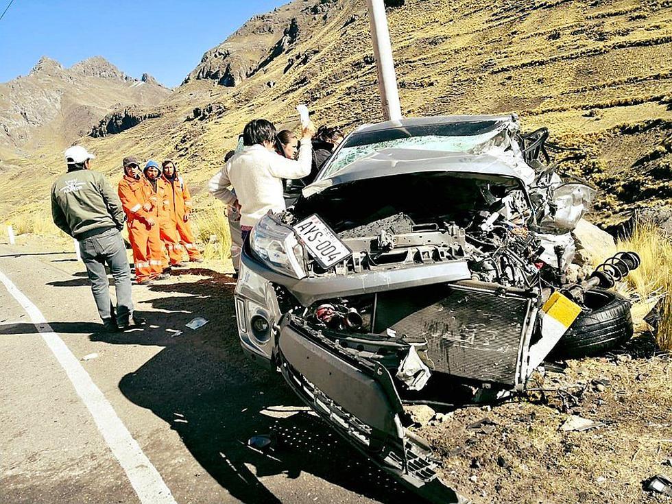 Un muerto y dos heridos deja choque frontal entre camionetas (Fotos)