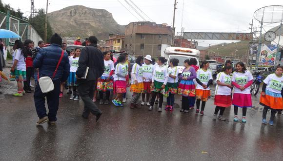 La Oroya: En plena lluvia y con polleras mujeres corren 4 kilómetros