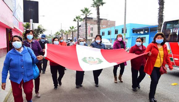 Comerciantes pasearon la bandera por la avenida Pinto antes de izarla. (Foto: Difusión)