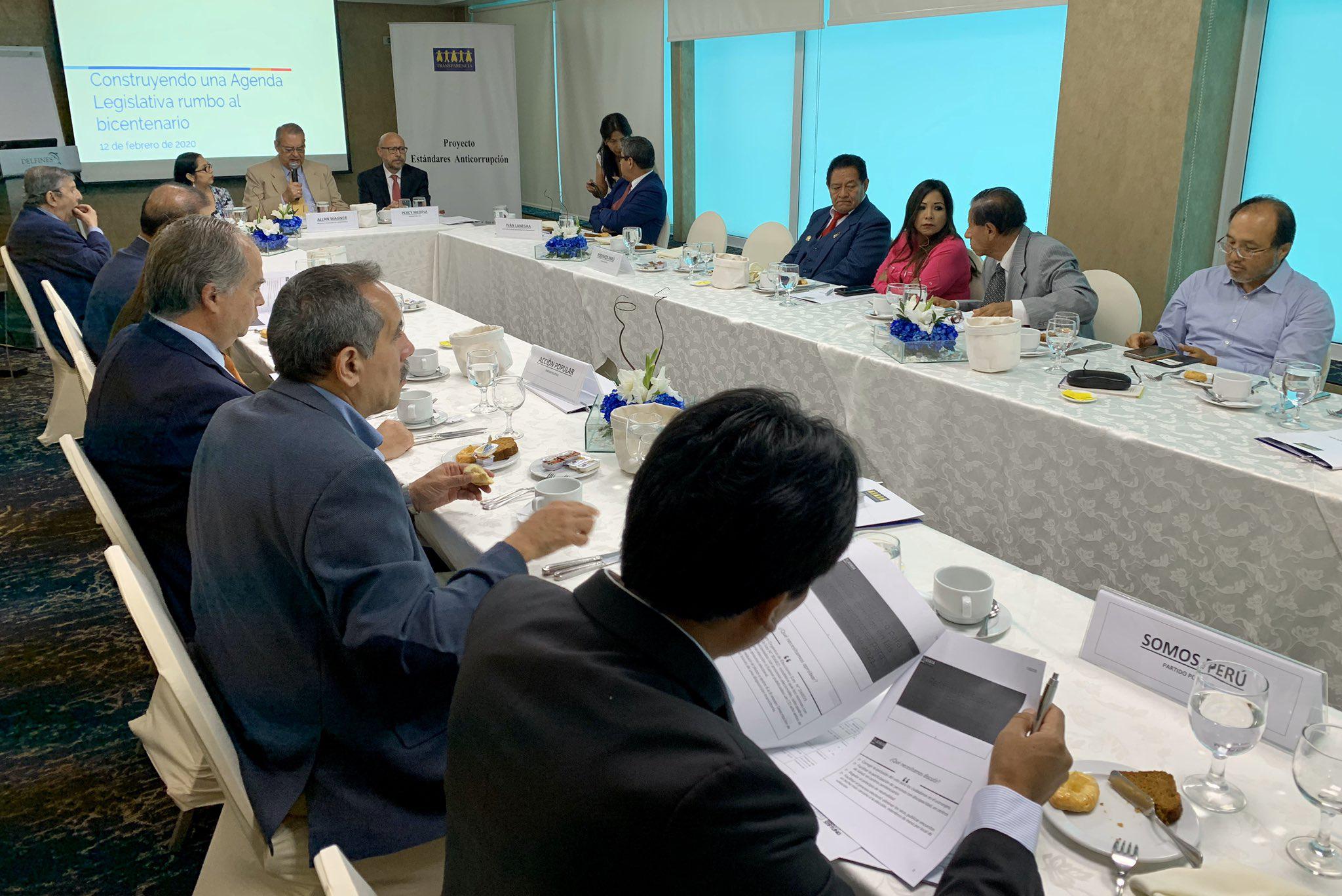 Representantes de Acción Popular, Frente Amplio, Partido Morado, Podemos Perú y Somos Perú participaron de la reunión convocada por Transparencia. (Foto: Transparencia).