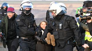 Detienen a Greta Thunberg en protesta contra mina de carbón en Alemania