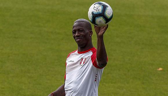Luis Advíncula ha jugado en Juan Aurich y Sporting Cristal en el fútbol peruano. (Foto: AFP)