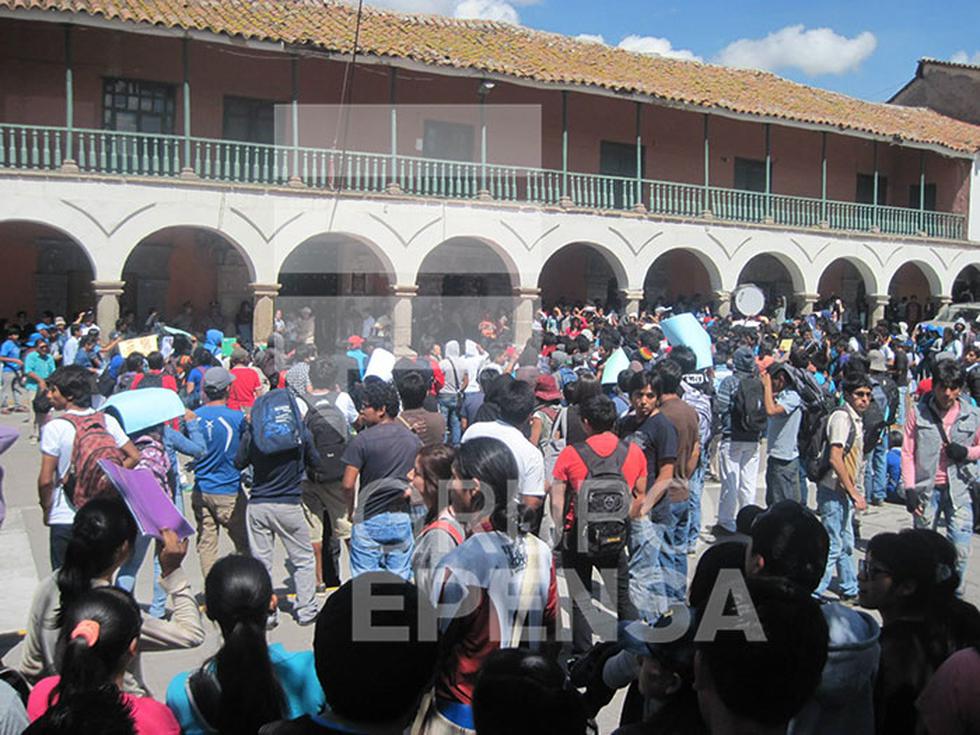 Universitarios se enfrentan con la policía en Ayacucho