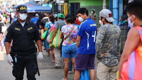 Policías y militares ordenan a pobladores en mercado para comprar productos de primera necesidad
Fotos HugoCurotto/\Gec