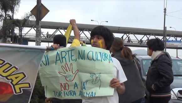 Jóvenes protestan en exteriores de la Plaza de Acho