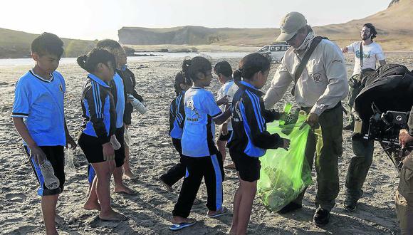 Realizan campaña de limpieza en playas de la reserva de Paracas 
