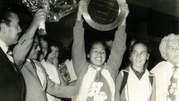 Marlene Chumbes levantando el trofeo que la proclamaba campeona mundial infantil de tenis. 20 de diciembre de 1980 (Foto: GEC Archivo Histórico)