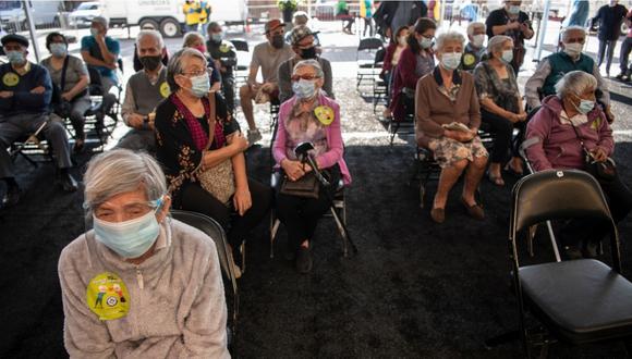 Adultos mayores esperando ser vacunados contra la COVID-19. | Foto: AFP