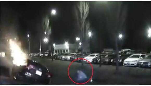Hombre salva a conductor que estaba atrapado en un auto en llamas (VIDEO)