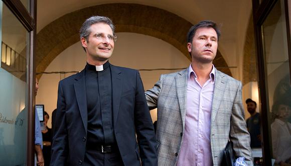 Iglesia suspende a sacerdote que confesó su homosexualidad