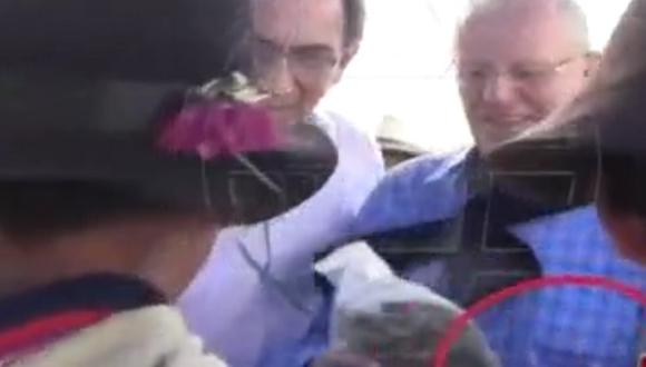 Pedro Pablo Kuczynski: video muestra a candidato entregando dádivas en Huancayo 