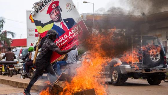 Un seguidor del político ugandés Robert Kyagulanyi corre para salvar su vida, tras los arrestos ejercidos por la Policía durante el mitin de campaña del mismo candidato. (Foto: AFP)