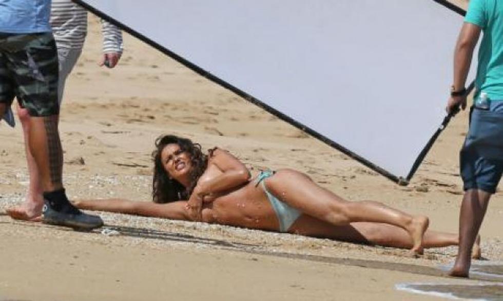 Irina Shayk captada con los senos al aire