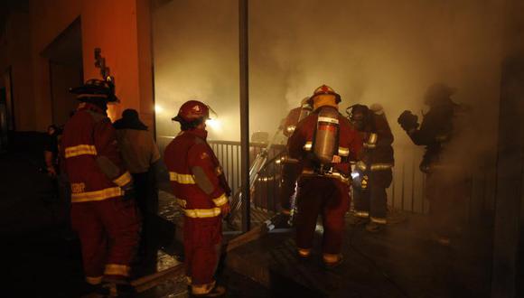 Incendio en edificio de Cercado de Lima