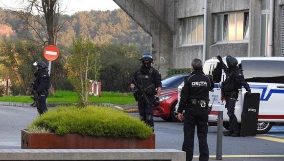 La policía vasca informó que ha "desaparecido la situación de riesgo", aunque sigue habiendo un dispositivo policial importante. (Foto: Campus Vizcaya)