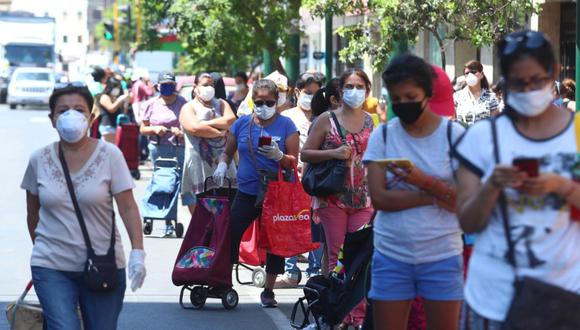 Ayer hubo gran afluencia de mujeres en los exteriores de supermercados y mercados en el distrito de Jesús María. (Alessandro Currarino / GEC)