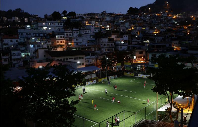 Pelé inaugura cancha que se ilumina con movimiento de jugadores