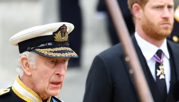 El rey Carlos de Gran Bretaña y el príncipe Harry, duque de Sussex, asisten al funeral de estado y entierro de la reina Isabel de Gran Bretaña, en Londres, Gran Bretaña, el 19 de septiembre de 2022. (Foto de HANNAH MCKAY / POOL / AFP)