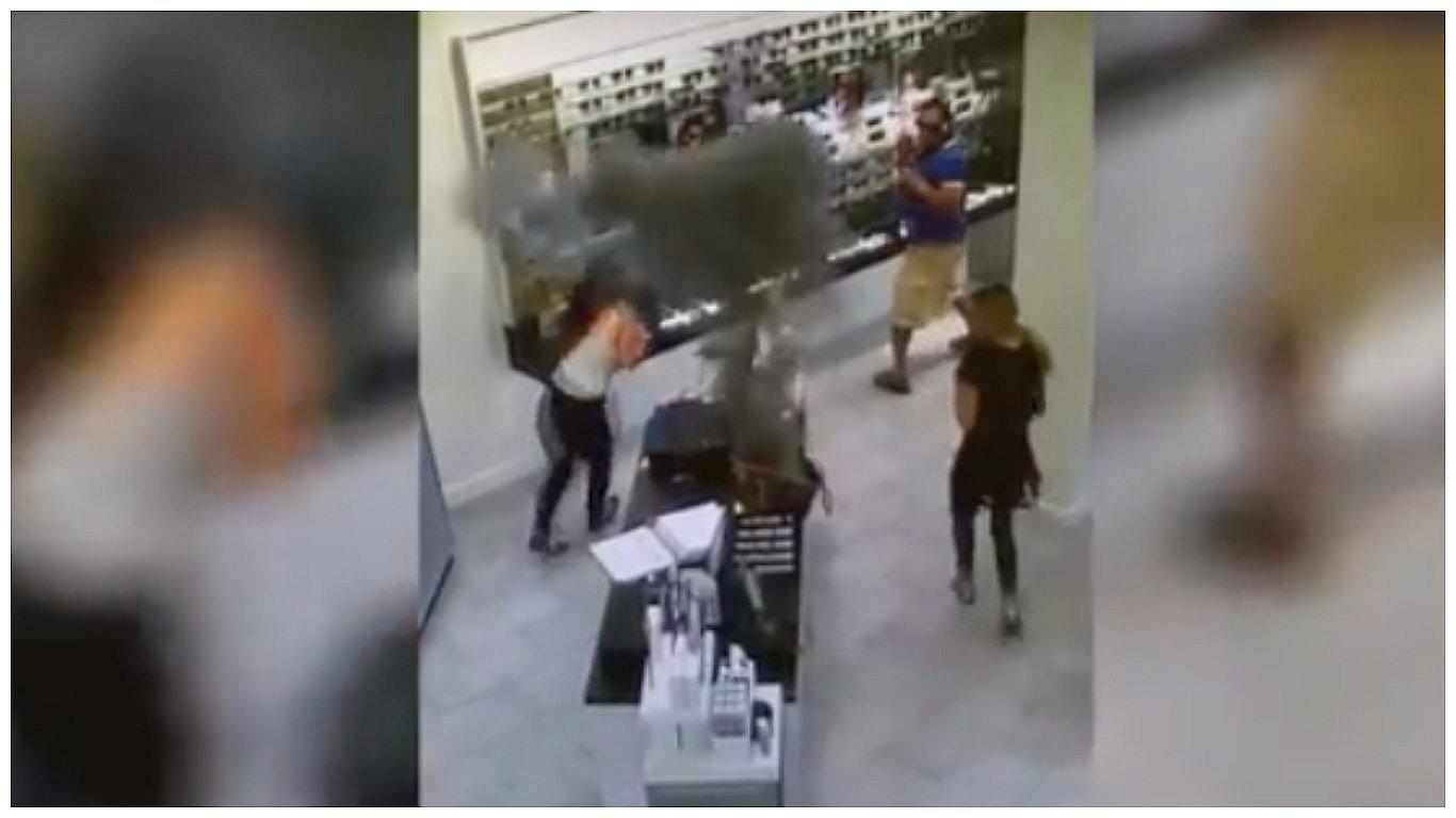 YouTube: celular explotó en su bolso pero vendedores hicieron esto (VIDEO)