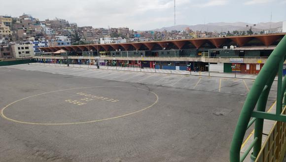 Correo se encuentra en los exteriores de esta plataforma para informar sobre el cierre y la imposibilidad de viajar fuera de Arequipa. (Foto: GEC)
