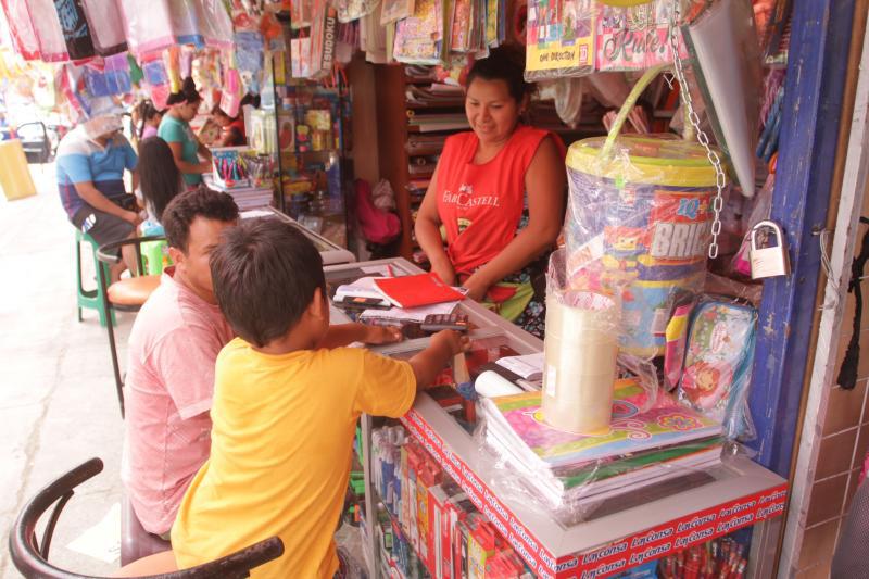 Mayoristas en feria de útiles