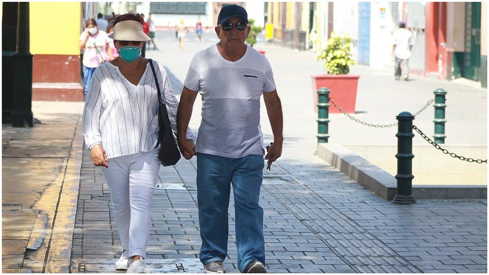 Coronavirus: Parejas caminan tomados de la mano pese a recomendaciones