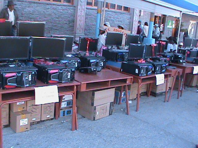Yamila Osorio entrega 93 computadoras para colegios de Caylloma
