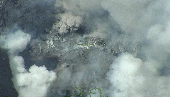 Humo y cenizas saliendo del volcán Nevado del Ruiz tomada durante un vuelo de reconocimiento cerca de Murillo, Departamento de Tolima, Colombia, el 21 de abril de 2023. (Foto por PRENSA FUERZA AÉREA / Fuerza Aérea Colombiana / AFP)