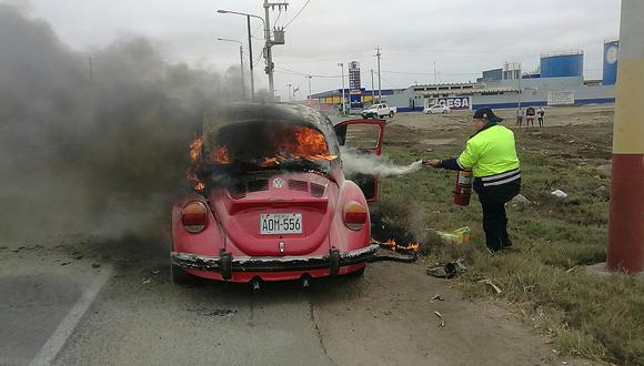 Chimbote: Vehículo arde en llamas en plena Panamericana Norte