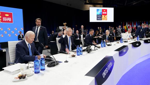 El secretario general de la OTAN, Jens Stoltenberg (centro), junto al presidente de los Estados Unidos, Joe Biden (izquierda). (Foto de Susan Walsh / PISCINA / AFP)