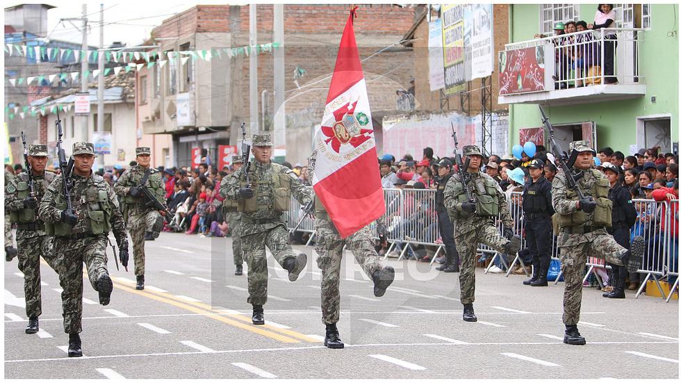 'Pérez' y  'Carhuancho' se juntan en desfile por aniversario en Huancayo (FOTOS)