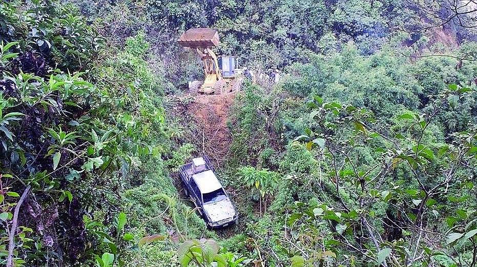Un muerto y un desaparecido deja la caída de un automóvil a un abismo en Ayabaca