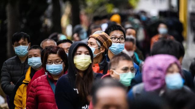 Beijing convertirá una construcción industrial en una nueva fábrica de mascarillas en seis días. (Foto referencial / AFP)