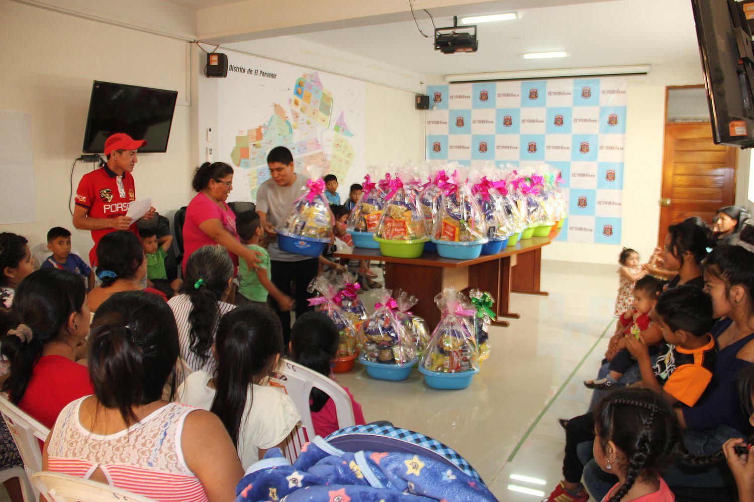 El Porvenir: Niños con VIH reciben canastas navideñas