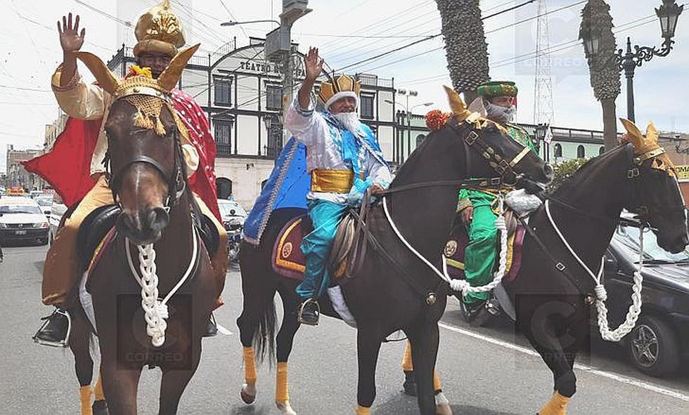 Policía se viste de Papá Noel en Tacna
