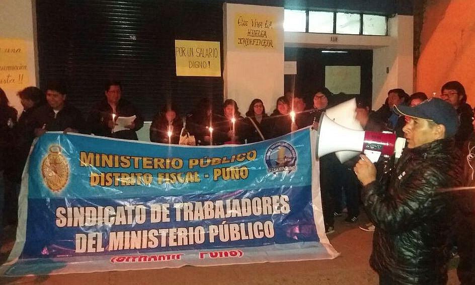 Puno: trabajadores de Fiscalía hacen vigilia y se movilizan con velas en mano