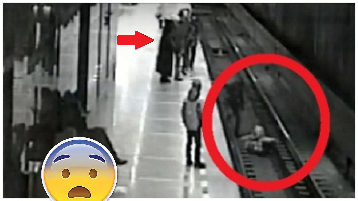 Mira el arriesgado rescate de niño que cayó a vías de metro y quedó atrapado (VIDEO)